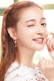 Birini sevmek, hafifçe sevmek, birisini sevmek derinden sevmektir. Love Is Deep Season 1 Trakt Tv