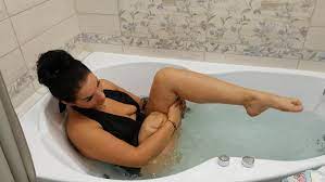 Видео take a bath with me канала glenda gomez. Amputee Katrina Come Take A Bath With Me Hot Morning Eva Amputee