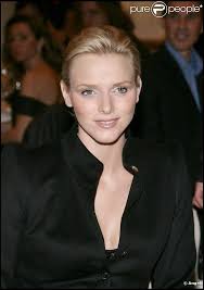 Ce 16 novembre, charlène de monaco a rendu hommage aux victimes des attentats de paris aux côtés de son époux, le prince albert, et de caroline de hanovre au palais royal. Charlene Wittstock Charlene De Monaco Princesse Charlene Monaco