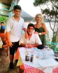 Στοχαστικό, αιχμηρό, γοητευτικό, αστείο, πραγματικά συγκινητικό. Sthn Kefalonia O Giannhs Mpezos Kai H Natalia Tsalikh Pics Patras Events