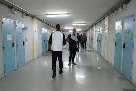 Surpopulation Carcerale La Visite D Alain David A La Prison De Gradignan En Images