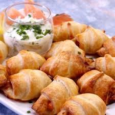 Petits Croissants Au Saumon Fume Toast Aperitif Recette Recette Feuillete Aperitif Saumon Fume Recettes De Cuisine