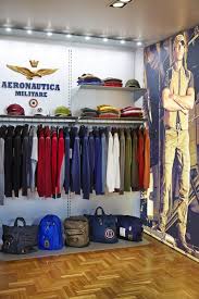 Temperatura da 20°c a 36°c. Inaugurazione Nuovo Showroom A Milano Abbigliamento Aeronautica Militare