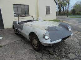 1960 Elva Courier Mark Iii For Sale On Classiccars Com Nichols had always been interested in motor racing so when his business was sufficiently prosperous he decided he'd have a go with the first sale the special builder becomes a constructor and so it was that the elva engineering co ltd was formed.