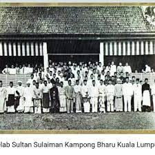 Kampung baru est aussi une enclave dans kuala lumpur où les habitants revendiquent et souhaitent conserver le mode de vie malais traditionnel. Kampung Baru Sejarah Perjuangan Getir Orang Melayu Di Kuala Lumpur