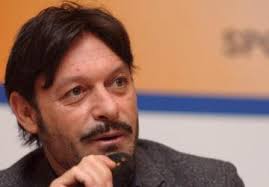 Le triple vainqueur de la coupe du monde semble tenir son nouveau messie, son paolo rossi. Schillaci To Take Part In Fun Run