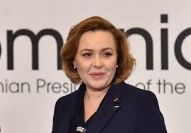 Plec cu fruntea din mai. Carmen Dan Si A Facut Operatii Estetice Ca Sa I Impresioneze Pe Liderii Ue Implant Cu Botox A Renuntat La Imaginea De Vaduva Imbatranita Aktual24