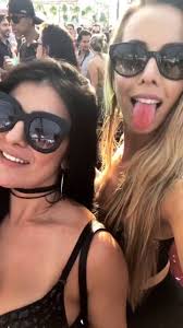 Fica o alerta pra quem acha que é lenda, prestem atenção no copo da loira  durante a baladinha