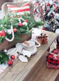 It's no coincidence that red and white is a standard color combination for a wide array of sports teams and businesses. 25 Bright Red And White Christmas Decor Ideas Shelterness