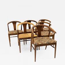 The legs of the chairs taper stylishly towards the floor. American Of Martinsville American Of Martinsville Mid Century Walnut Barrel Dining Chairs Set Of 6