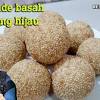 Untuk membuat adonan kulit, anda bisa mengayak tepung ketan dan tepung beras. 1