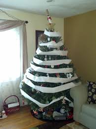 Elf On The Shelf Decorate The Christmas Tree Elf Style With Toilet Paper Jul Ideer Juletid Jul