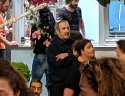 Πότε θα γίνει η κηδεία της συζύγου του. Sta Mayra Kai Talaipwrhmenos O Lakhs Lazopoylos Sthn Ky8no Meta Thn Khdeia Ths Syzygoy Toy Newspistol Eidhseis Me Ypografh Xarhs Lempidakhs