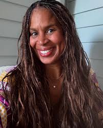 Loving my new hair. I hear middle parts are in style. 🥰