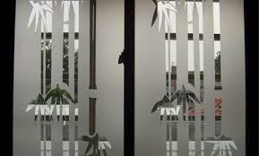 Lemari hias kaca minimalis ini memiliki kaki yang panjang, bisa menjadi alternatif lemari hias kaca di rumah. Pengrajin Kaca Minimalis Sebagai Ornamen Hias Rumah Kaca Patri Jogja Gudang Art