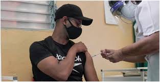 La finalidad de las dosis de refuerzo sería estimular al sistema inmunológico de células de memoria t, para que pueda, a su vez, ordenar la producción de anticuerpos por los linfocitos b. Wazhi3zpnyn7qm