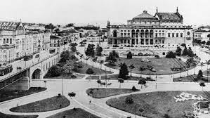 Na época, a vida social começou a se agitar e com a iluminação foi possível as pessoas marcarem encontros na cidade. O Simbolo Da Belle Epoque Paulistana O Theatro Municipal