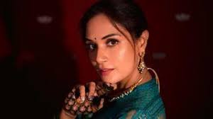 41 stylish wedding nail ideas for every bride, from Frenchies to  minimalistic gold details