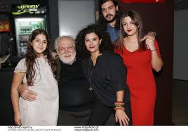 Για την παράσταση που σκηνοθετεί «ο δρόμος περνάει από μέσα», το θέατρο, την πολιτική αλλά και τους νέους μίλησε στο newsbeast.gr. O Agnwstos 22xronos Gios Ale3andros Toy Kwsta Kazakoy Kai Ths Tzenhs Kollia Celebrities Woman Toc