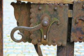 Kostenlose foto : Holz, Antiquität, alt, Rost, Metall, Schloss, Möbel, Tor,  schließen, Tür, Material, Griff, rostig, nostalgisch, Verrostet, Jack, Eisen,  Carving, Eingang, Rostfrei, passend zu, Türschloss, Türschnalle, Türknauf,  Schließt an ...