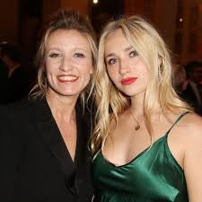 Maybe you would like to learn more about one of these? Alexandra Lamy Sa Fille Chloe Jouannet S Affiche Avec La Meme Coupe De Cheveux Et C Est Son Sosie Elle