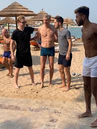 Последние твиты от arsene wenger (@arsenemanager). Ripped Arsene Wenger 70 Shows Off Six Pack On Dubai Beach Ahead Of Bayern Munich Talks
