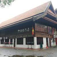 Shah alam is a city and the state capital of selangor, malaysia and situated within the petaling district and a small portion of the neighbouring klang district. Galeri Shah Alam Galeria De Arte