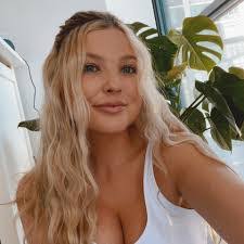 Leann Gill's Instagram, Twitter & Facebook