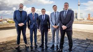 Wadephul ehrt Helden und Merz setzt außenpolitische Akzente - Imagen principal del artículo