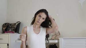 When you give her one, you explore a part of her life, her love and her passion. Beauty Gifs Get The Best Gif On Giphy Womens Wigs Cool Gifs Beauty