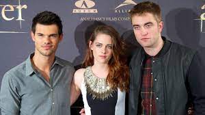 لعبة تايلور لوتنر تحول على الانترنت. Ù‡Ù„ ØªØ°ÙƒØ±ÙˆÙ† Ø¬Ø§ÙŠÙƒÙˆØ¨ ÙÙŠ Ø³Ù„Ø³Ù„Ø© The Twilight Ù…Ø¬Ù„Ø© Ù‡ÙŠ