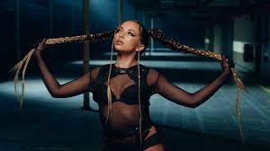 He would lie he would cheat over syncopated beats i was just his tiny dancer he had control of my feet yes when he came along. Giulia Lena Fortuna Video Der Woche Little Mix Sweet Melody