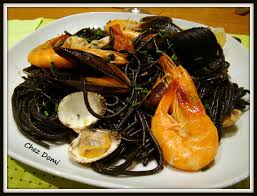 Ajouter un verre de vin blanc, une gousse d'ail coupée en morceaux. Spaghetti A L Encre De Seiche Et Aux Fruits De Mer Domi Vous Ouvre Sa Porte