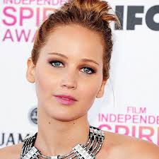 With its thick texture, she managed to make it look silky and shiny. Copy That Jennifer Lawrence Curls For Every Day Of The Week