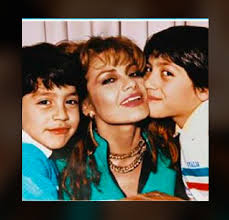 La vez que García Harfuch salió en portada de revista con su mamá, María  Sorté