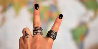 Make a meme make a gif make a chart make a demotivational flip through images. 1001 Finger Tattoo Ideen Und Ihre Bedeutung Ring Finger Tattoos Tiny Finger Tattoos Finger Tattoos