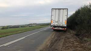 Les alentours avec la route des grands vins, dans l'entre deux mers avec le saint emilion au nord, sauternes au sud est, pessac léognan à l'ouest, le médoc en longeant l'estuaire de la garonne. Un Camion Embourbe Sur Le Bas Cote De La Rd77 A La Sortie De Mussent A Ecques