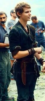 Once Upon A Time Robbie Kay On Set Another Nice Shot To See His Costume Especially The Knife Robbie Kay Peter Pan Once Upon A Time Peter Pan Peter Pan Ouat