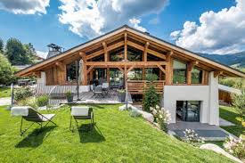 Whether You Are Planning Your Next Ski Holiday In The Alps Or Thinking About A Beautiful Summer Retreat For Next Ye Haus Architektur Bauplan Haus Haus Hanglage