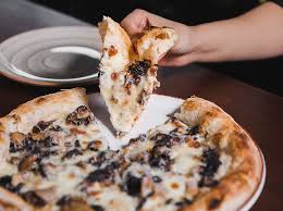 #alpuntola disputa se presentó luego de un lamentable episodio donde la gerente general del evento se niega a darle un trozo de pizza a un celador.a través. World Pizza Day Where To Find The Best Pizzas In Singapore Buro 24 7 Singapore