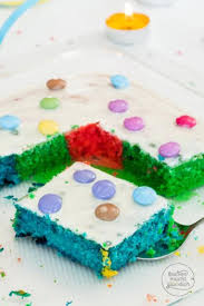 Auch marzipanmasse kann man sehr gut nach lust und laune färben. Bunter Regenbogenkuchen Vom Blech Backen Macht Glucklich