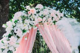 Como ya te imaginarás, la flor natural es perfecta para eventos al aire libre y para grandes decorados para bodas o desfiles, por ejemplo, como son los arcos también hay que señalar que su precio es más económico en comparación con la flor seca o preservada, pero el inconveniente está en que hay. Hermosa Ceremonia De Boda Al Aire Libre Arco De Flores Naturales Decoracion Fotos Retratos Imagenes Y Fotografia De Archivo Libres De Derecho Image 95352843