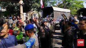 Aksi tersebut digelar di taman apsari, seberang gedung negara grahadi, surabaya. Polisi Tangkap 43 Mahasiswa Dari Asrama Papua Di Surabaya