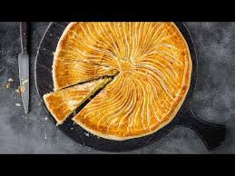 Elaboree Avec Deux Abaisses Rondes De Pate Feuilletee Cette Galette Est Garnie D Un Melange A Base De Beurre De Su Dreikonigskuchen Rezepte Mit Eiern Rezepte