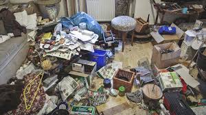 Die polizei wird zu einem mietshaus gerufen, weil ein hausmeister wegen einer großen müllansammlung auf seine mieter losgeht. Chaos Und Mull Meine Kindheit Mit Einer Messie Mutter