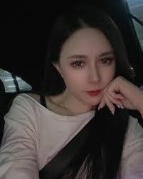 Vivian June's Instagram, Twitter & Facebook