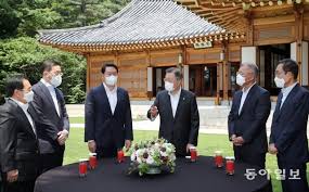 시간의 구역 작가 조우 총편수 총 53화 평범한 회사원 곽시우, 그런 그에게 단 하나뿐인 존재인 하정 가장 행복한 날 그녀에 대한 모든 흔적이 사라졌다. æ–‡ëŒ€í†µë ¹ 4ëŒ€ ê·¸ë£¹ ë•ì— ë°©ë¯¸ ì„±ê³¼ í•œë¯¸ê´€ê³„ ë°œì „ ëœ»ê¹Šì–´ ë‰´ìŠ¤ ë™ì•„ë‹·ì»´