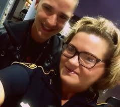 Teenager protects police officer at gas station