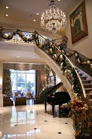 Pin By Magda Krizanic On Home Restauracio Luxury Christmas Decor Christmas Staircase Elegant Christmas Decor