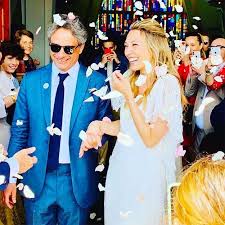 Comment johnny hallyday et laeticia avaient organise leur repas de mariage a toulouse abonnes dans lalbum photo de maryse toulousy la photo de laeticia coupant la piece montee de son repas. Laura Smet Ses Confidences Sur Son Mariage Avec Raphael Elle